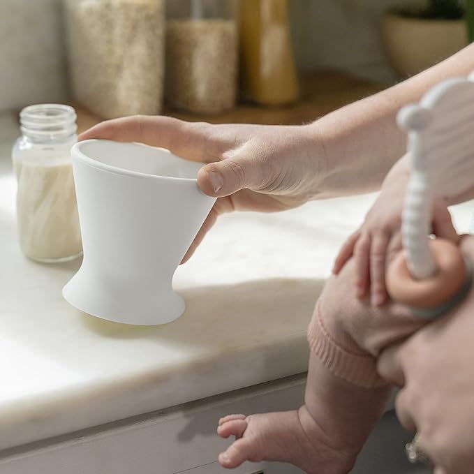 Bökee Baby Bottle Holder and Easy Hands Free Silicone Breast Pump Holder for One Handed Bottle Prep - White, 1-Pack
