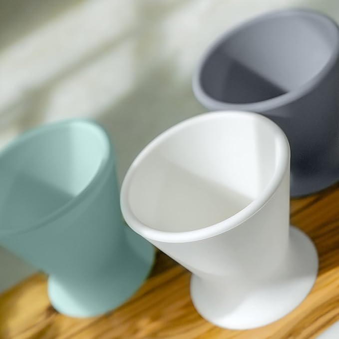 Bökee Baby Bottle Holder and Easy Hands Free Silicone Breast Pump Holder for One Handed Bottle Prep - White, 1-Pack